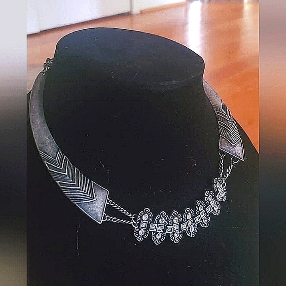 Charming Chunky Metal Necklace. 🌴
